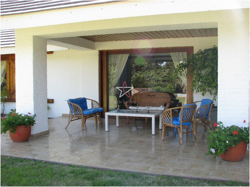 Casa En Venta Y Alquiler Punta Del Este , Zona De Playa Brava, Hermosa Vista Al Mar. U$s 1.500.000- Ref: 687
