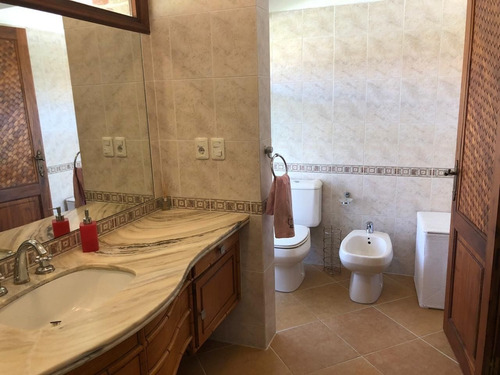 Casa En Venta De 5 Dormitorios En Lugano