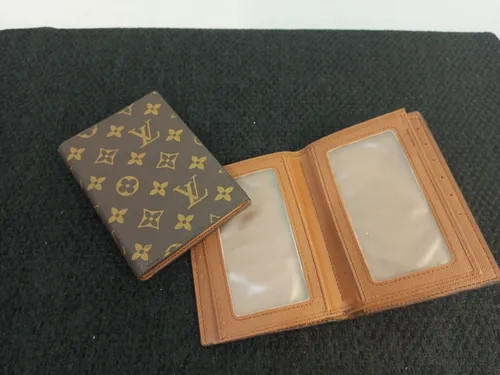 Porta pasaporte carolina herrera new arrivals
