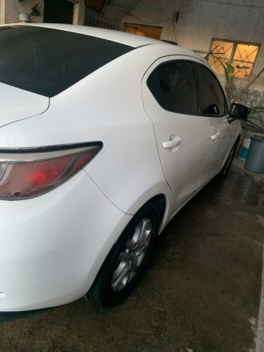 Toyota Yaris SD R XLE AT