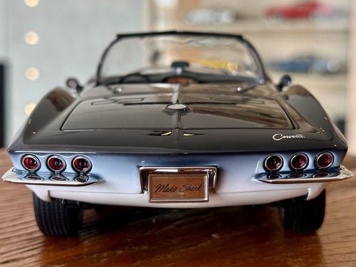 Miniatura Chevrolet Corvette 1:18 Mako Shark 1961 Ut Caixa Azul-escuro (Usado)