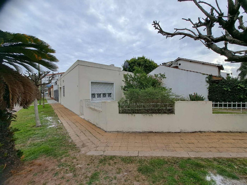 Venta Casa 4 Amb Con Jardin Y Cochera , Morón.