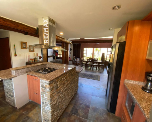 Re/max 2 Mil Vende Casa En Urbanización Paraiso 1, Con Zona Residencial, Con Cercania Al Mar, Y Con Piscina