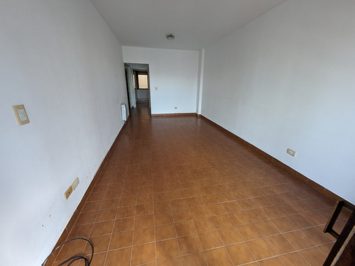 En Alquiler Departamento De 3 Ambientes Con Balcón Saliente. Barrio La Perla.