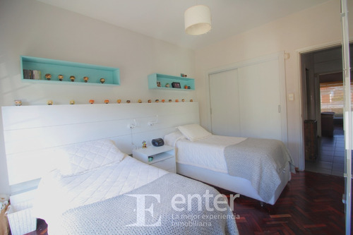 Imagen 12 de 25 de Divina - Gran Casa Con Hermoso Jardín- Zona Residencial De Parque Batlle - 4 Dormitorios / 3 Baños Construidos 224 M2 / Terreno 331 M2. Lugar Para Dos Vehículos.