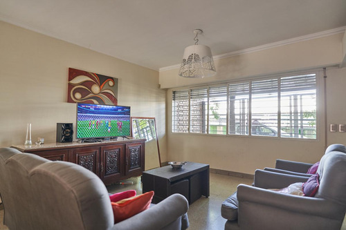 Retasada- Venta- Casa En Bv. Avellaneda Al 400