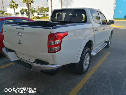 Imagen 5 de 12 de Mitsubishi L200 2018 2.4 Cabina Doble 4x2 Mt