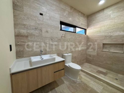 Residencia De Lujo En Vía Cumbres Con Amplios Espacios Y Exclusividad