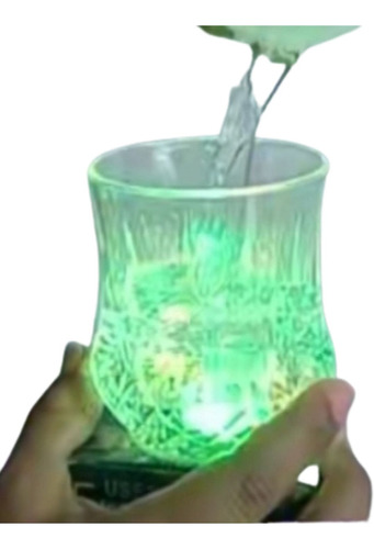 Vasos De Acrílico Que Brillan De Colores Cuando Tienen Agua 