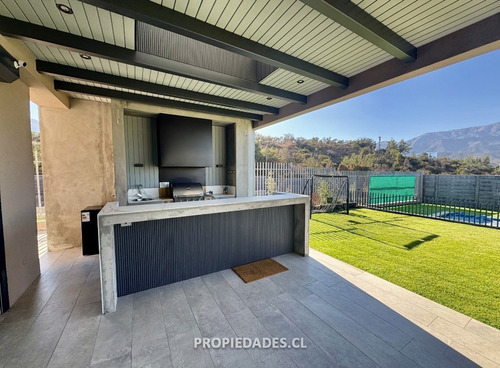 Casa En Venta De 4 Dorm. En Condominio Lo Barnechea