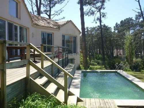 Imagen 3 de 21 de Hermosa Casa De Dos Plantas Con Piscina! - La Barra Laguna Blanca