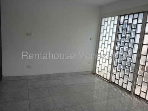 Casa Comercial En Alquiler, Urb. El Rosal