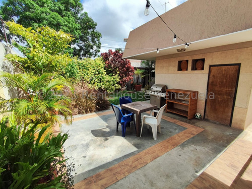 Casa En Venta En Santa Elena Barquisimeto  Con Una Espectacular Cocina Moderna, Como Jardines, Parrillera, 7 Habitaciones Y 7 Baños, Una Oficina Y Área De Recreación Con Piscina Gabriela C.