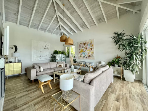 Casa En Venta De 4 Dormitorios En Laguna Del Sauce, Punta Del Este.