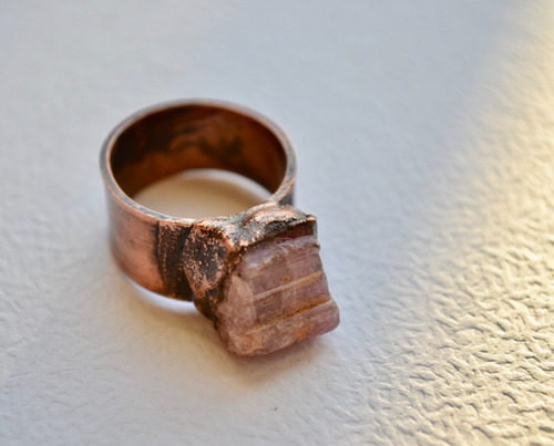 Imagen 2 de 8 de Anillo Piedra Natural Turmalina Rosa Y Cobre Patinado