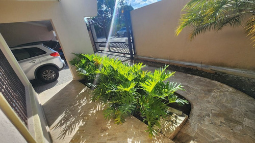 Se Vende Casa En Altos De Arroyo Hondo Iii