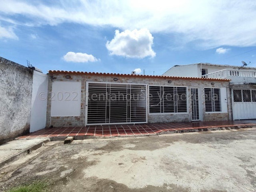 Asg Casa Remodelada En Venta En Santa Rita Aragua 23-10220