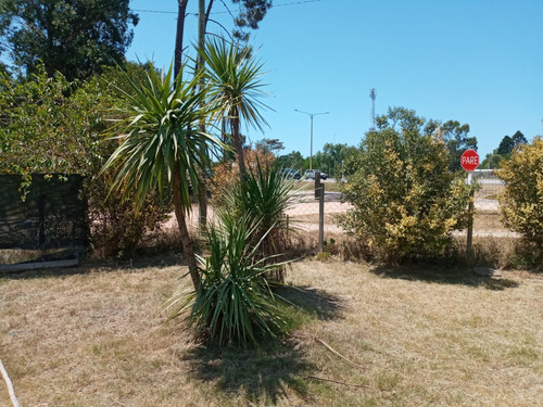 Hermosa Casa En Ruta Interbancaria Y Ciudad De Pando , Próximo A Todo Se Encuentra Mismo Sobre La Ruta , Muy Buenos Vecinos A Ambos Lados Lugar Seguro , Rejas En Todas Las  Aberturas, Excelente Opción