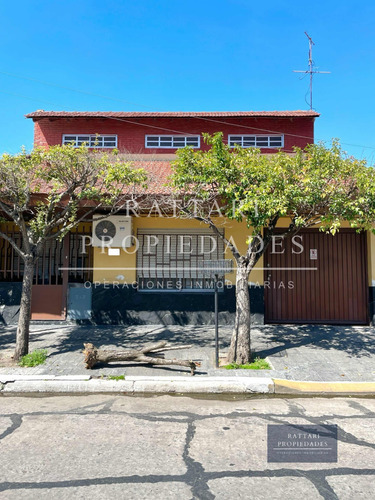 Venta Casa En Lote Propio De 5 Ambientes Con Parque Y Cochera En Isidro Casanova