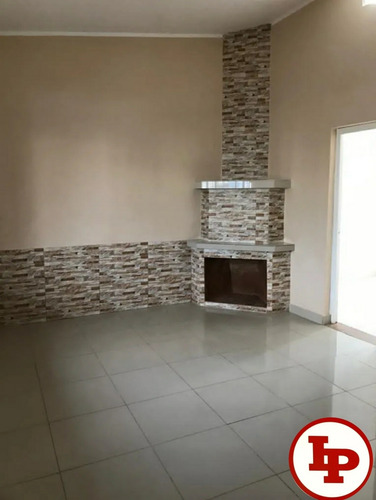 Casa De 3 Dorm, Todo A Nuevo Pronta Para Entrar, Financia.