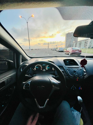 Imagen 9 de 9 de Ford Fiesta ( Llantas , Caño Escape )