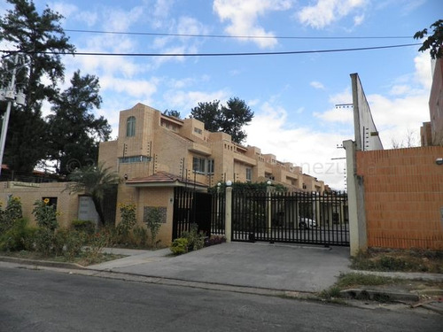 Julio Latouche 23-17568 Townhouse En Venta Trigal Norte Valencia, Amplio, Cómodo, Bella Cocina.