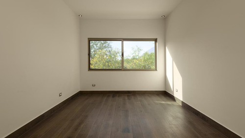 Residencia Con Acabados De Lujo En Dos Encinos, En El Uro Zona Carretera Nacional Con 4ta Recámara En Planta Baja, Frente A Área Verde, Lista Para Estrenar!!