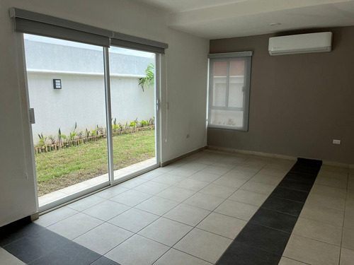 Fracc Las Palmas Casa En Venta Excelente Estado , 3 Recámaras Con A/c Y Persianas