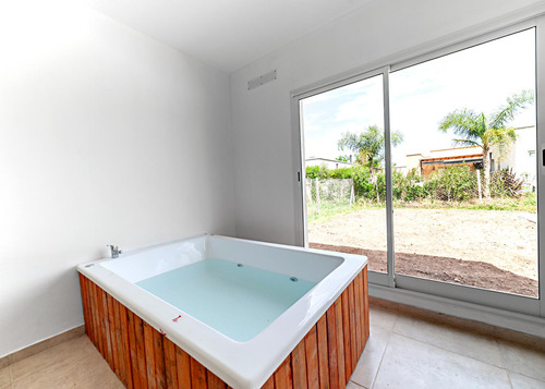 Venta Casa Pilar Del Este - San Ramon A Estrenar Con Pileta Y Jacuzzi