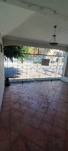 Casa De Esquina En La Castellana En Venta