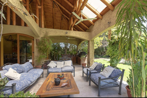 Casa Chilena Venta De 6 Dorm., 5.200mts2, Piscina, En Colina
