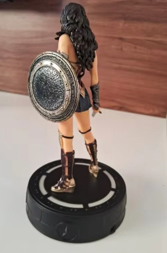 Figura Wonder Woman Gal Gadot Con Base Luminosa Dc Definida