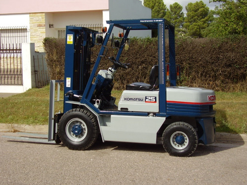 Imagen 3 de 7 de Komatsu 2,5 Tn Diesel Torre Triple Con Desplazador Lateral