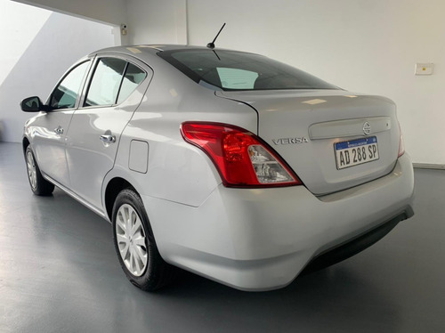 Nissan Versa Sense Pure Drive F4 At 2018 43.800 Km. Plateado
