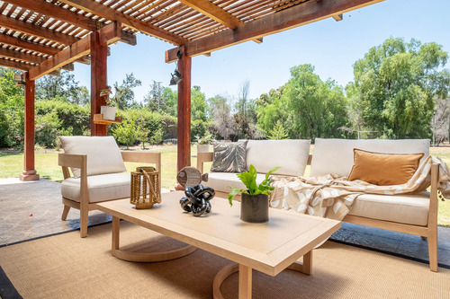 Vive Seguro En Chicureo: Casa Chilena En Condominio Central