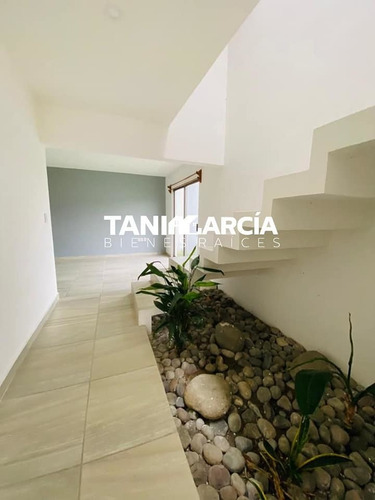 Imagen 5 de 8 de Rento Hermosa Casa En Privado