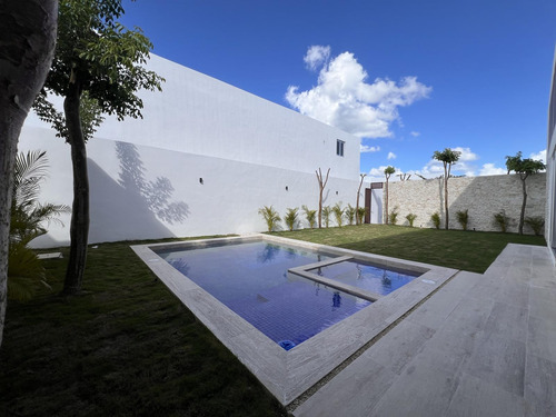 Casa En Venta Merida, Privada, De 659 Mt De Construccion.