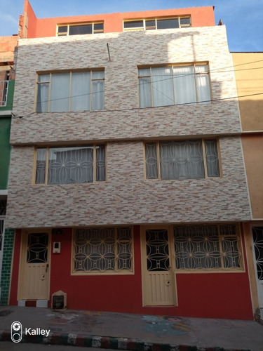 Imagen 1 de 9 de Hermosa Casa Rentable Con Tres Apartamentos Y Terraza Con Ba