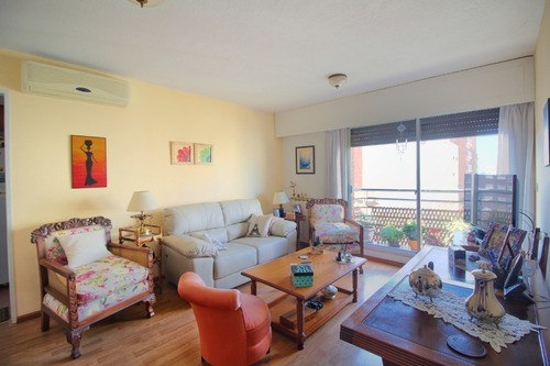 Imagen 3 de 10 de Oportunidad !! Apto. En Punta Carretas, 2 D / 1b, Piso Alto Con Terraza. Bajos Gastos