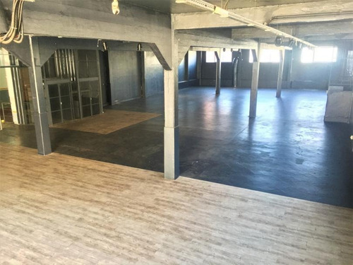 Centro Logístico En Tres Cruces Con Showroom