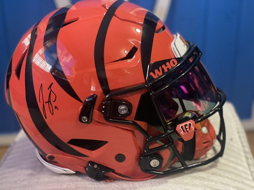 Imagen 3 de 3 de Joe Burrow Cincinnati Bengals Autograph Speed Flex Helmet