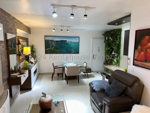 Impecable Apartamento 24-21590 Con Todas Las Comodidades En Lomas Del Sol.