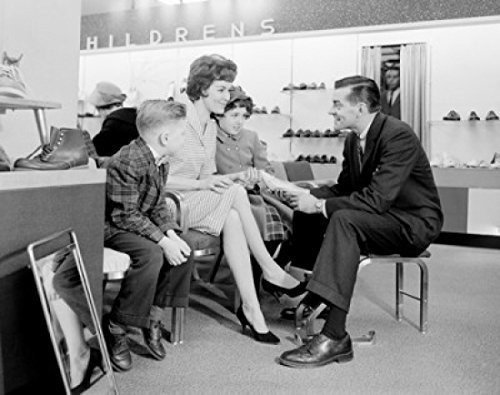 Asistente De Tienda Posterazzi Mostrando Zapatos De Mujer A 