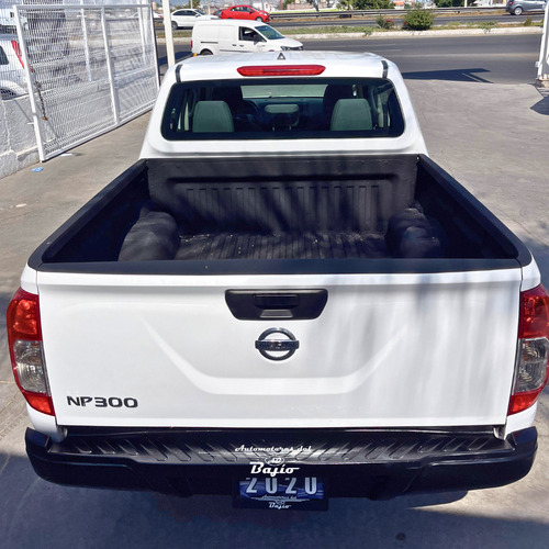 Nissan NP300 T/M DOBLE CABINA S AC PAQ SEG 6VEL