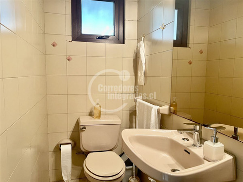 Casa En Venta De 5 Dorm. En Lo Barnechea, Sector Los Nogales