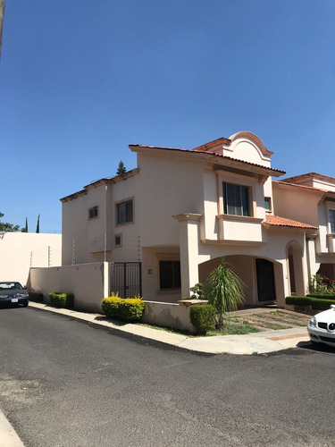 Casa En Venta En Esquina,villa California Tlajomulco De Zuñiga