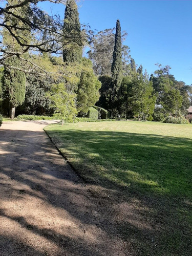 Chacra Con 2 Amplias Casas En Montevideo