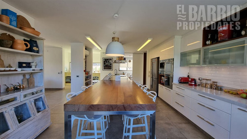 Casa En Venta De 5 Dorm. En Las Brisas