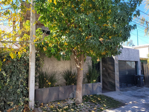 Cómoda Casa De Estilo Mediterráneo, 5 Dorm 2 Baños. Curicó.