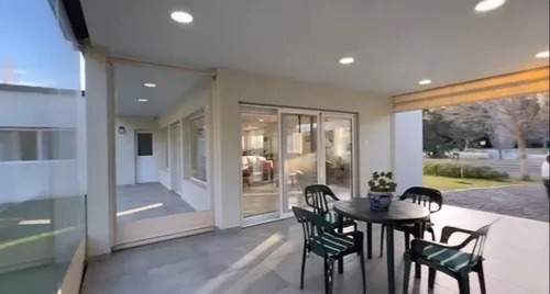 Casa En Venta - 4 Dormitorios 3 Baños - Verónica